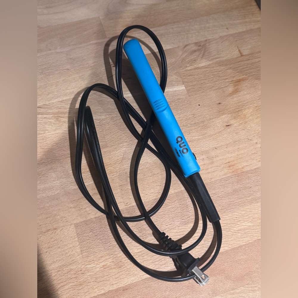 🌙3 FOR $20 
Quo mini travel flat iron